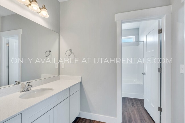 Building Photo - 13537 Commodus Dr