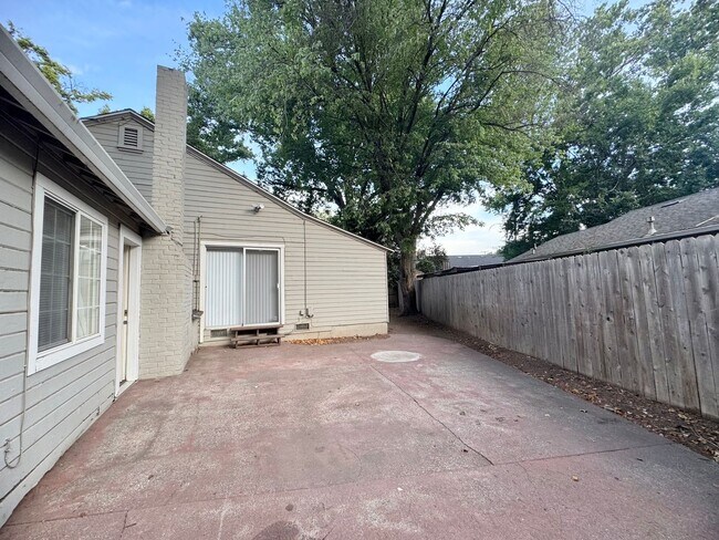 Building Photo - 1027 Warner St