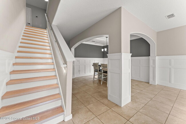 Building Photo - 553 Trymore Dr SE