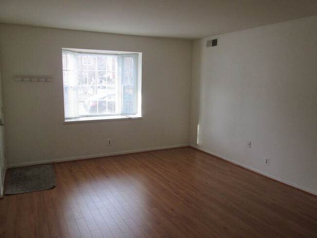 Building Photo - Beautiful 2 Bed 1 Bath Condo In The Much S...