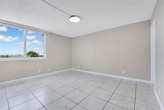 Building Photo - 9001 SW 77th Ave