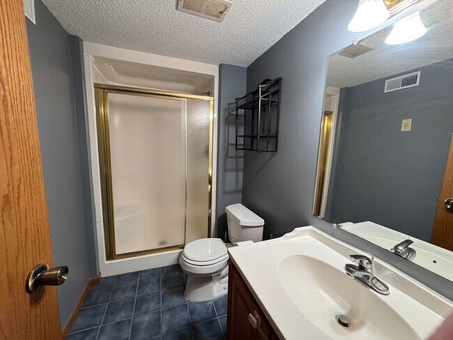 Building Photo - 2607 W 12th Street - Available May 8th - Short Term Rental Through October