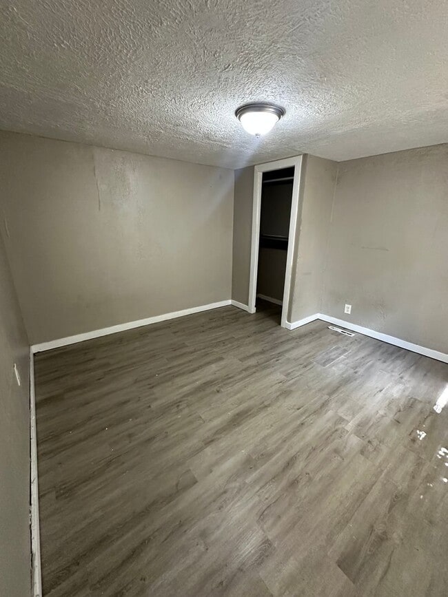 Building Photo - 3bedrooms 1 full bathroom.