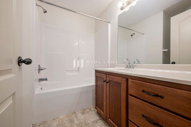 Building Photo - Beautiful Townhome in Shadow View