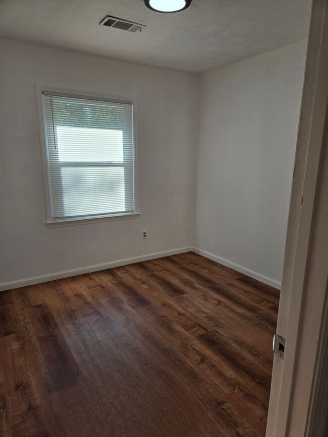 Building Photo - FOR RENT in North Columbus! Available Now!