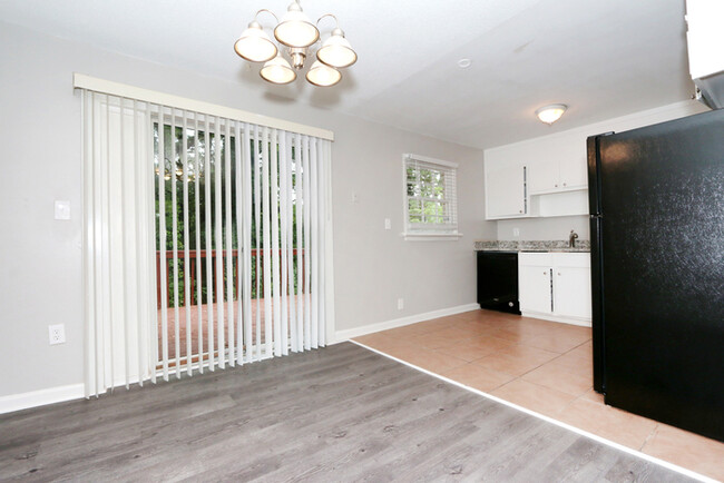 Building Photo - Spacious 4BR 2BA Home!