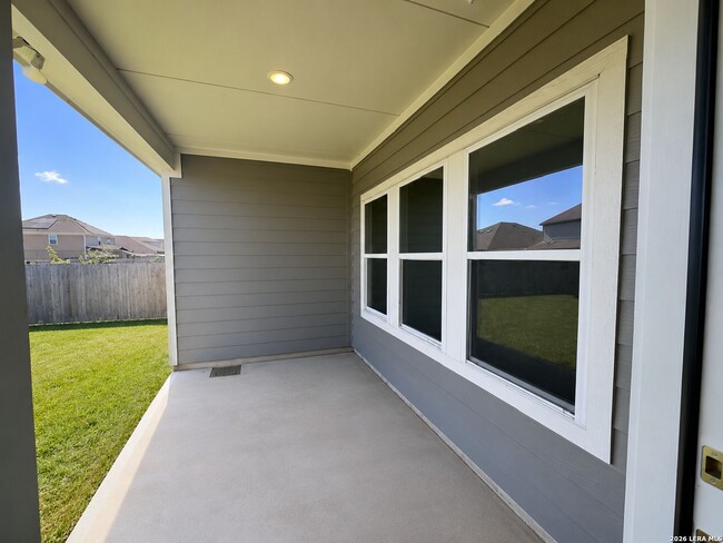 Building Photo - Newer Beautiful Home featuring 3-bedroom 2 Bath Plus office