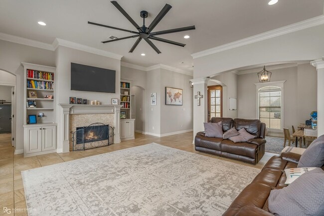 Building Photo - Beautiful 4 bedroom/4 Bathroom Home with a Peaceful Backyard