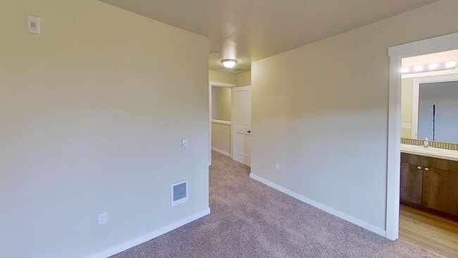 Building Photo - Beautiful 3-Bedroom Townhome w/ 2-Car Gara...