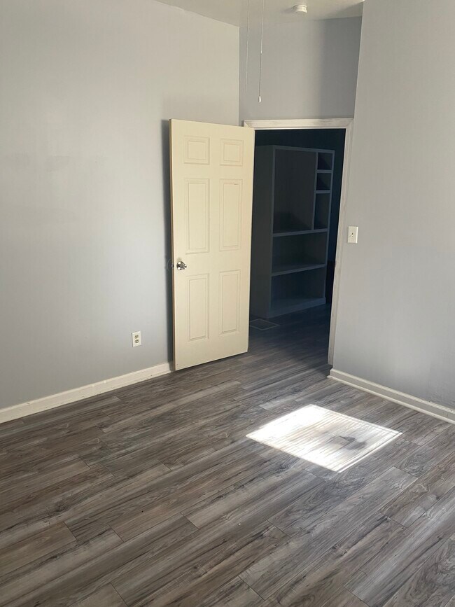 Building Photo - 3209 Iowa Ave