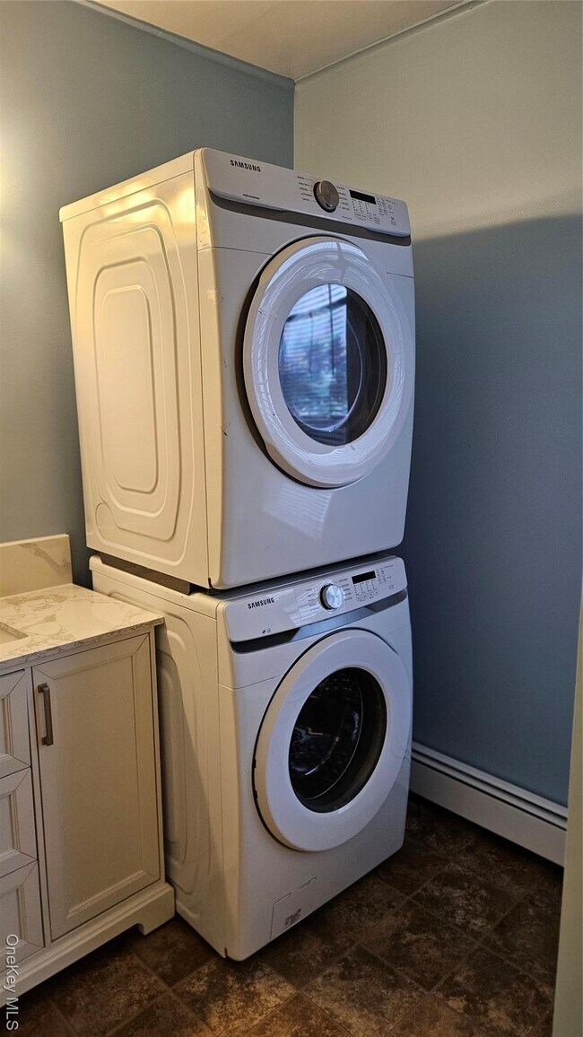 Building Photo - 192 Main St