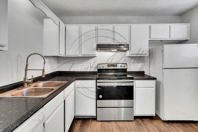 Building Photo - Two Bedroom Duplex near Trinity Hills in Nashville!