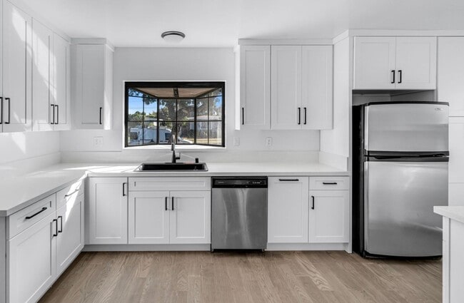 Building Photo - Gorgeous Remodeled 3 Bedroom 2 Bath Pool H...