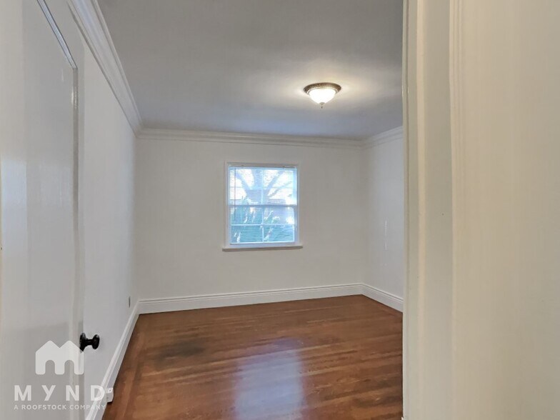 Building Photo - 1213 10th Ave