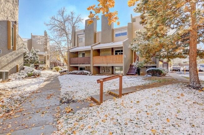 Building Photo - $1,295.95 - 1 Bed Updated Condo right by Cherry Creek Shopping Center!