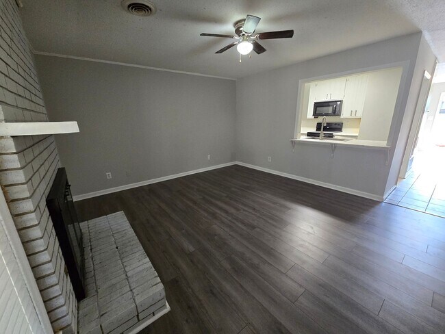 Building Photo - Living Room & Den in Dalraida