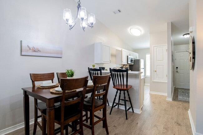 Building Photo - Welcoming & Bright 2 Bed/1 Bath Patiohome ...