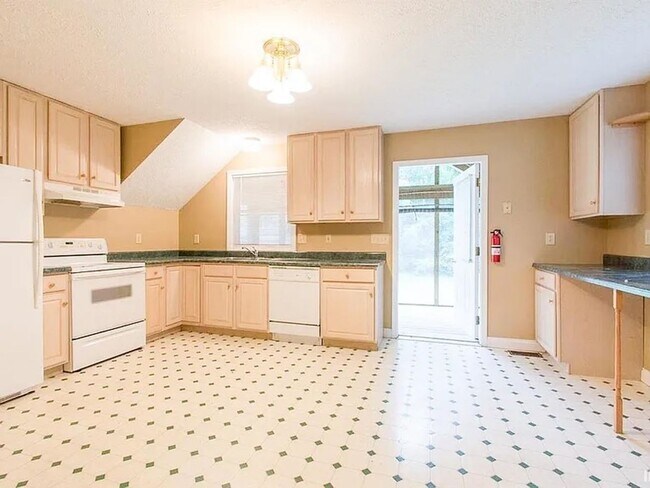 Building Photo - 2 Blocks from Campus - 3BR Move in ready now for August 2026!