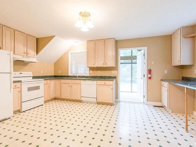 Building Photo - 520 S Eagleson Ave