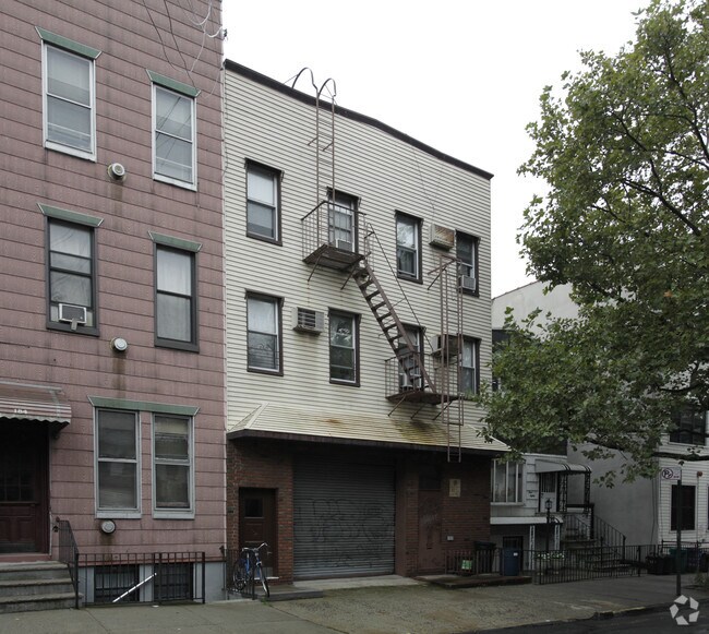 Primary Photo - 182 Jackson St