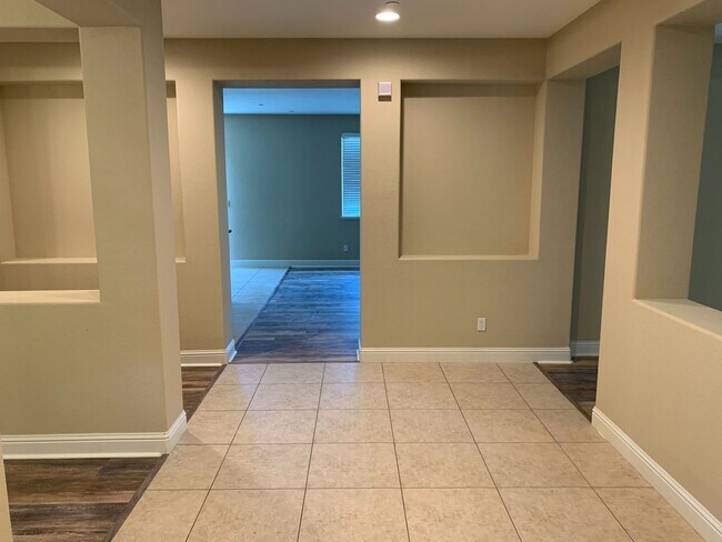 Building Photo - Single Story, Corner Lot in Brentwood!