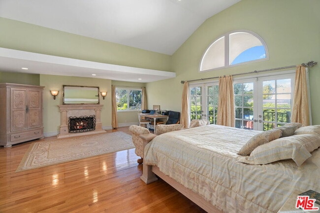 Building Photo - 2202 San Vicente Blvd