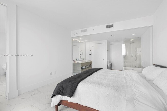 Building Photo - 650 NE 32nd St