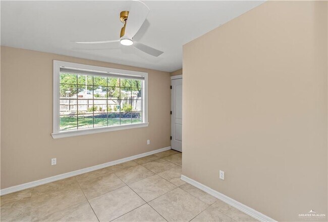 Building Photo - 808 Kerria Ave