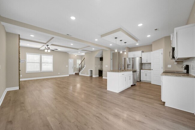 Building Photo - Luxury Meets Comfort: 5-Bed Beauty with Ch...