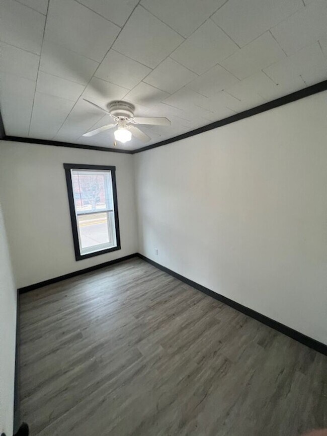 Building Photo - 111 N Polk St