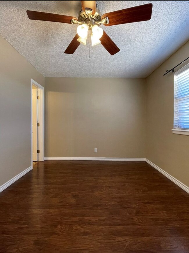 Building Photo - Beautiful 3 bedroom 2 bath home close to S...