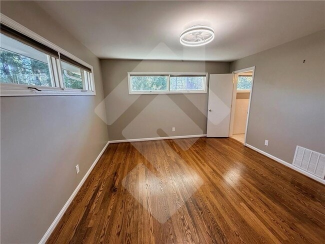 Building Photo - 140 Spring Dr