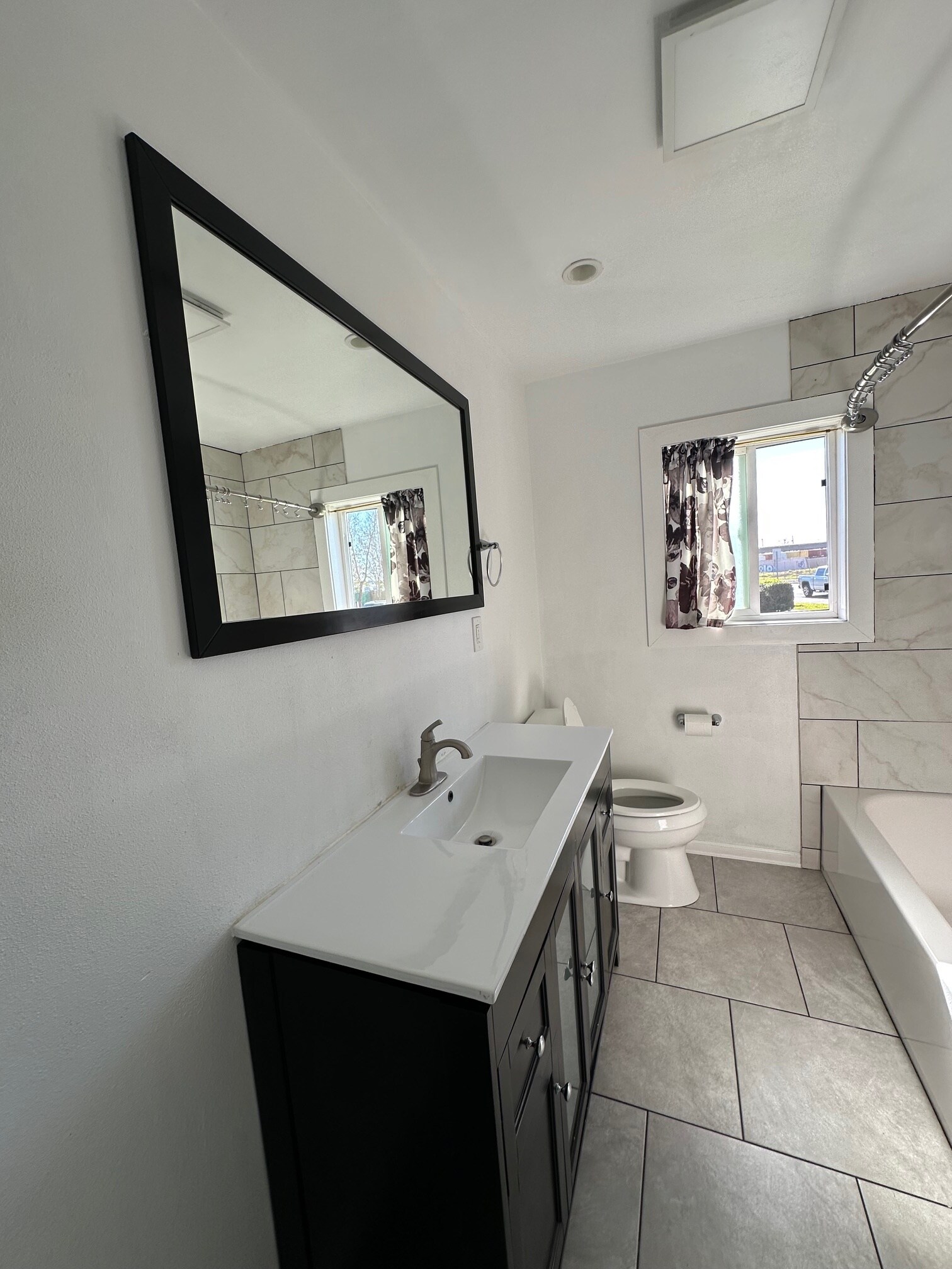 Main bathroom - 11828 State St