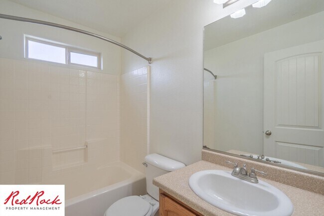 Building Photo - Inviting 3-Bedroom Home with Garage and Pr...