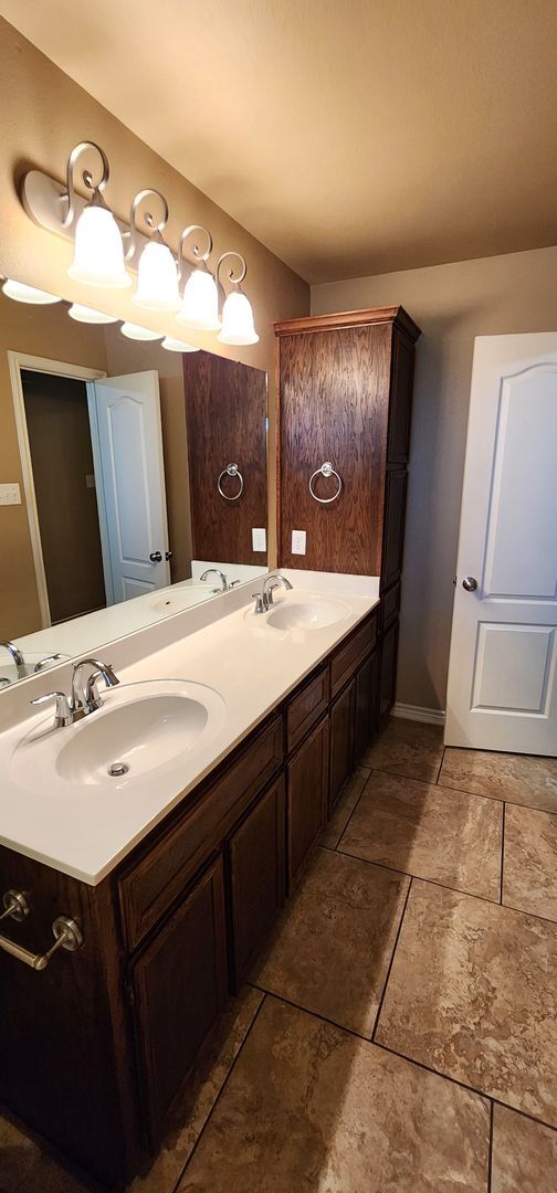 Building Photo - Beautiful 3 bed/2 bath Duplex off of Bunny...