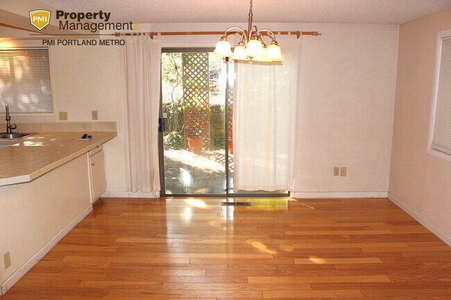 Building Photo - 702 SW 6th Ct