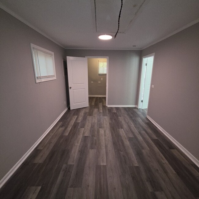 Building Photo - Spacious 4 bedrooms and 1 bath home located on Manchester Ave in Kansas City, MO