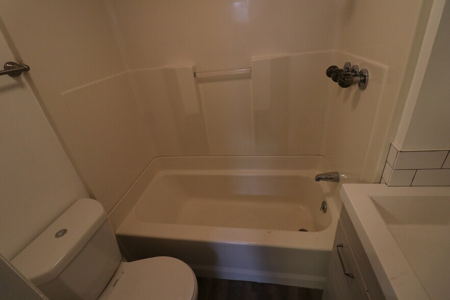 Building Photo - 3035 S Clermont Dr