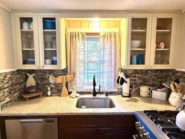 Building Photo - 28 Swan Lake Rd