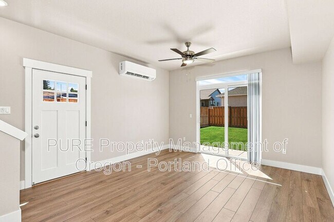 Building Photo - 588 NE Alderwood Dr