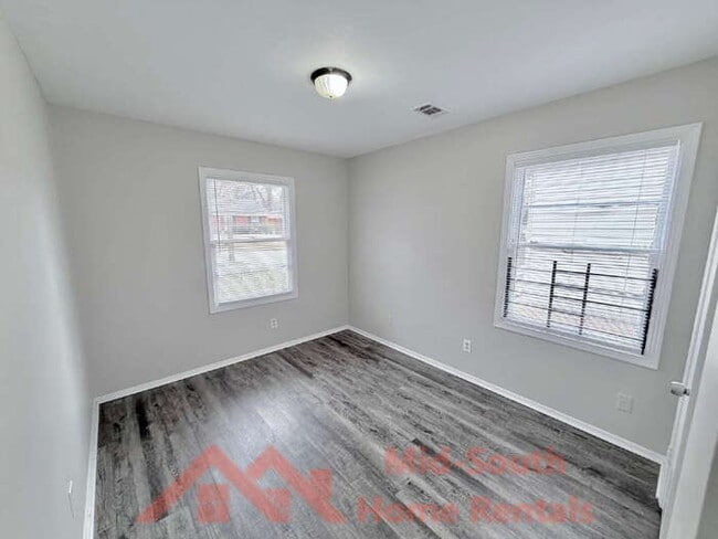 Building Photo - 1880 Willow Wood Ave