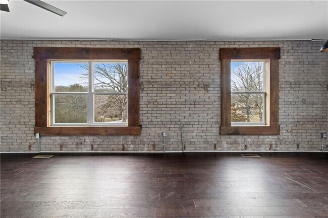 Building Photo - 610 Madola Rd