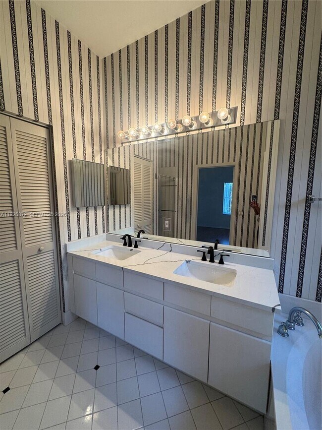 Building Photo - 815 Vista Meadows Dr