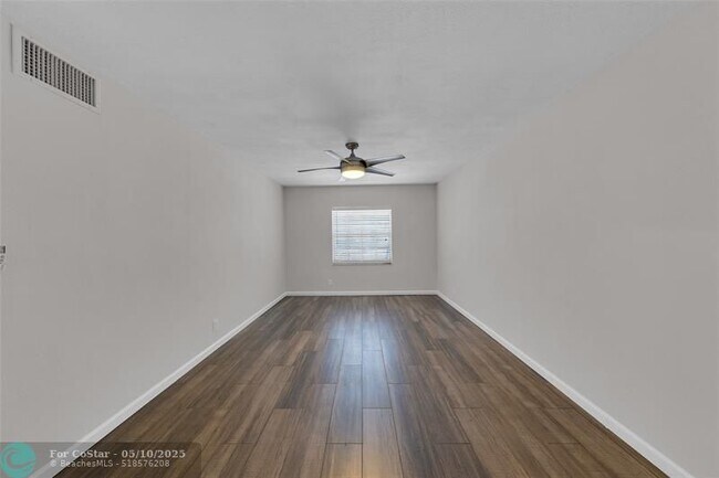 Building Photo - 160 Cypress Club Dr