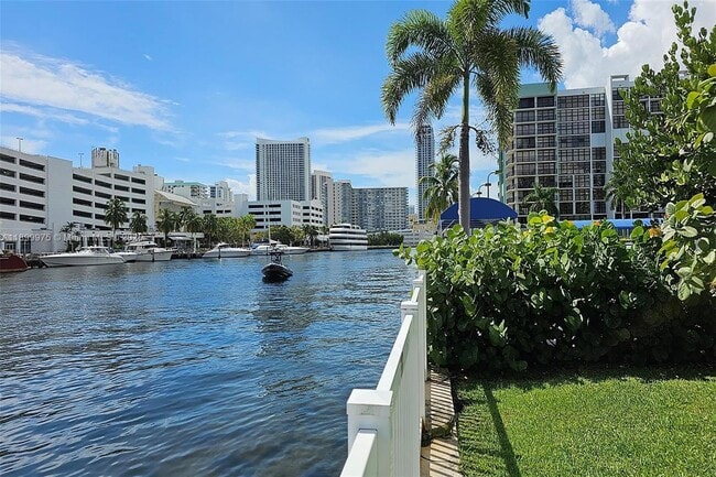 Building Photo - 400 Leslie Dr