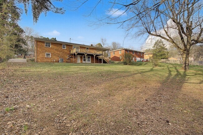 Building Photo - 534 Rosewood Dr
