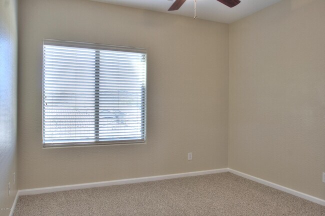 Building Photo - 2413 E Park View Ln