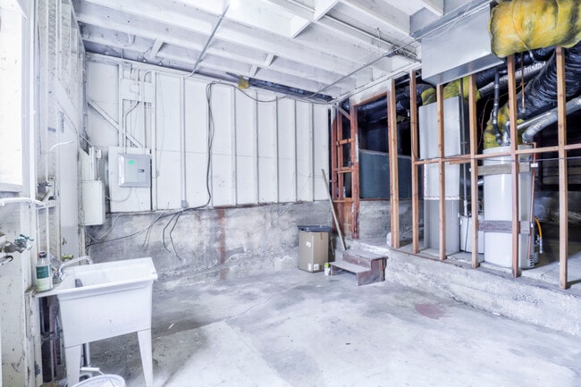 Building Photo - 733 Grosvenor Pl