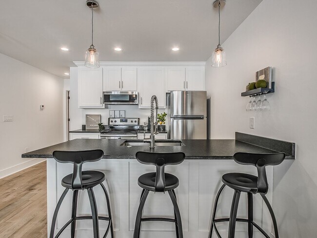 Building Photo - Champagne Plaza - Furnished Back House