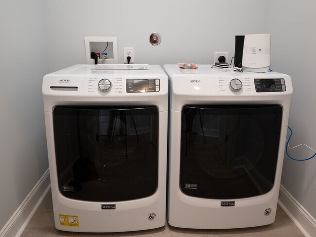 Building Photo - AWESOME OFF-SEASON SINGLE FAMILY BEACH HOME PRICE JUST REDUCE